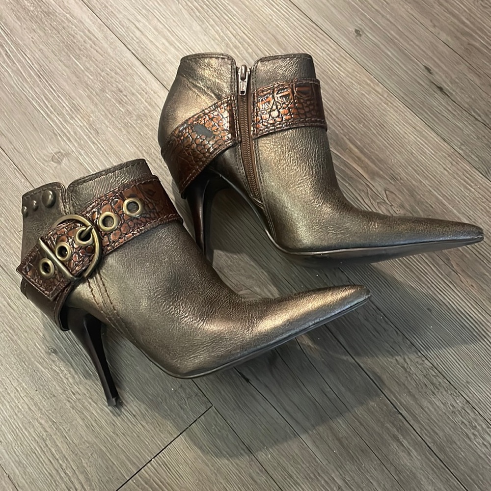 Carlos Santana Stiletto Boots w/ Buckle. Size 8.  CALL OUT